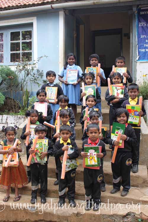 Skolstart fattiga barn på Smyrna Kotagiri Indien