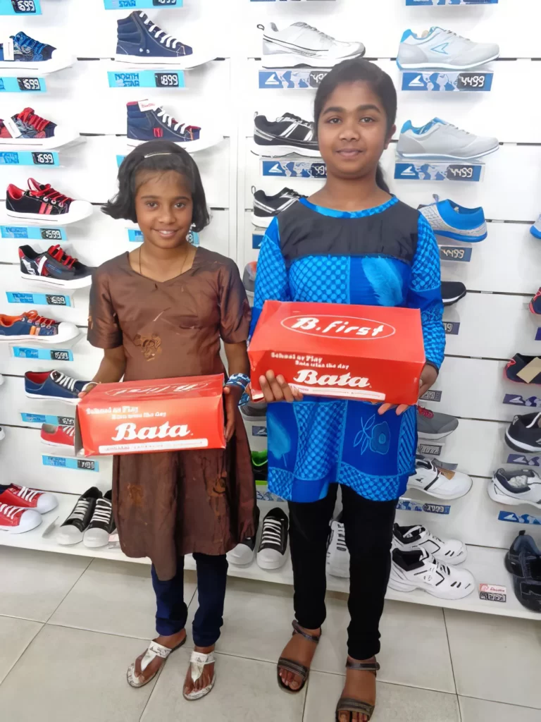 Dananjani och Sagithyashini har fått nya skor.