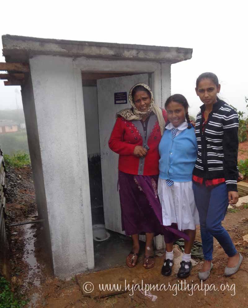 Flicka på Sri Lanka med mamma och syster